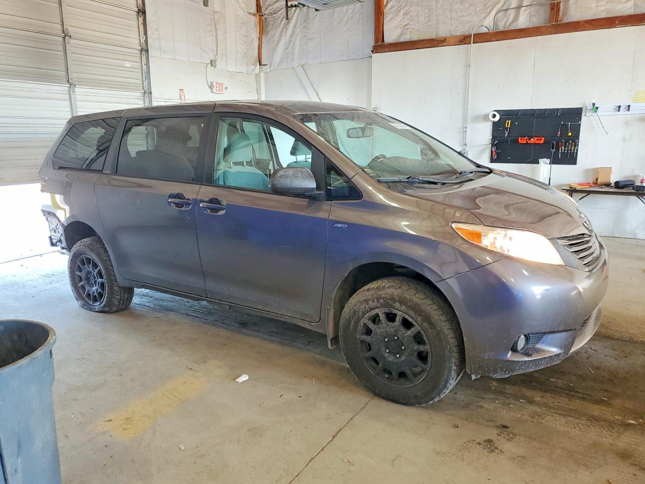 2017 TOYOTA SIENNA LE photo 7