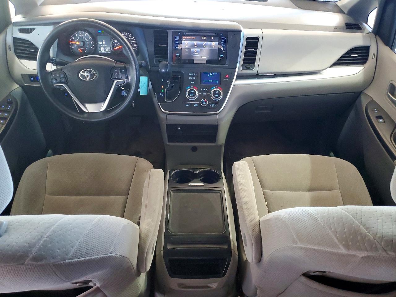 2017 TOYOTA SIENNA LE photo 15