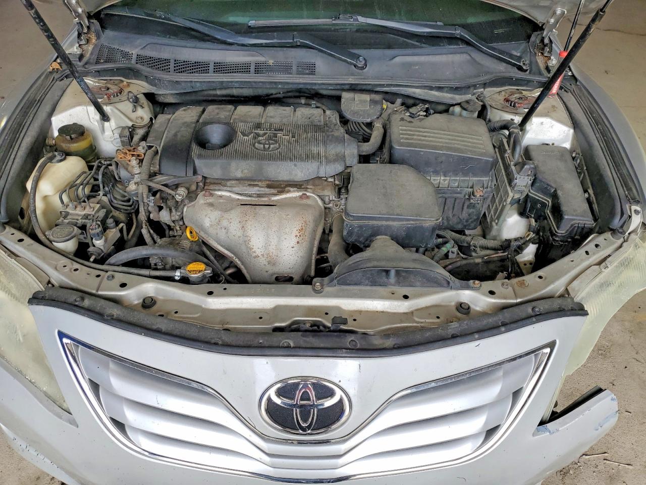 2010 TOYOTA CAMRY LE photo 11
