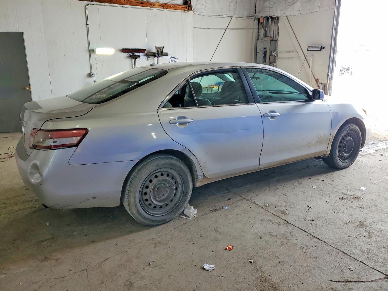 2010 TOYOTA CAMRY LE photo 3