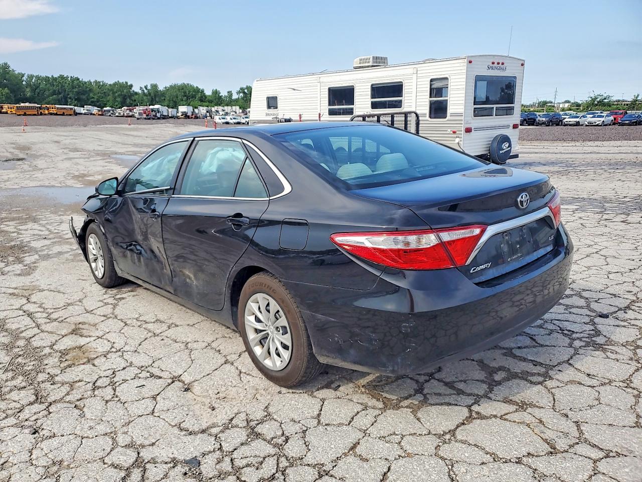 2015 TOYOTA CAMRY LE photo 3