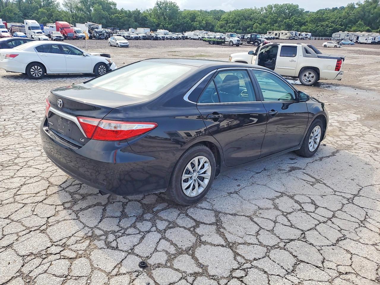 2015 TOYOTA CAMRY LE photo 5
