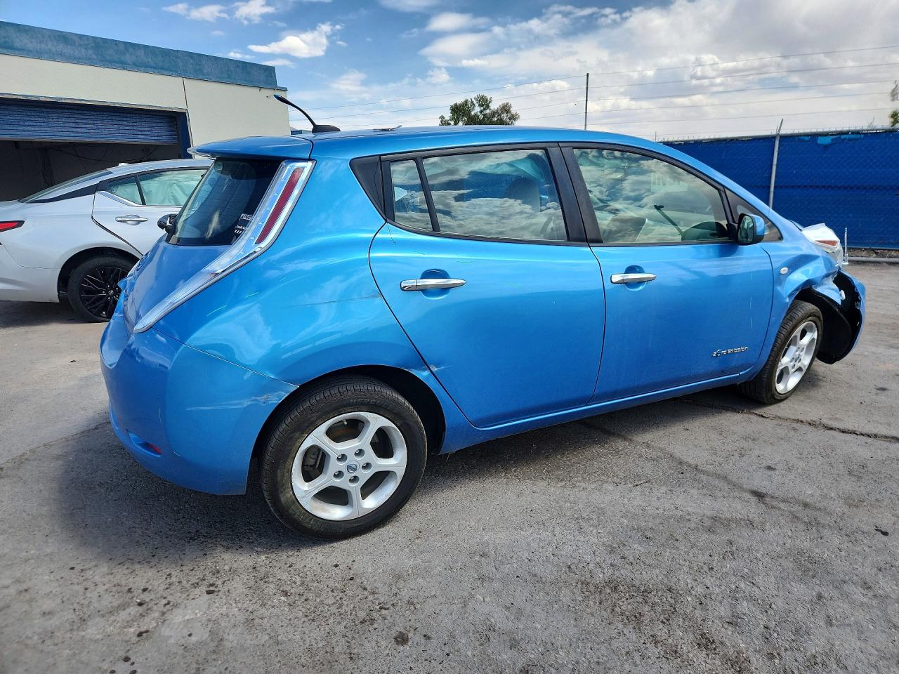 2012 NISSAN LEAF SV photo 5
