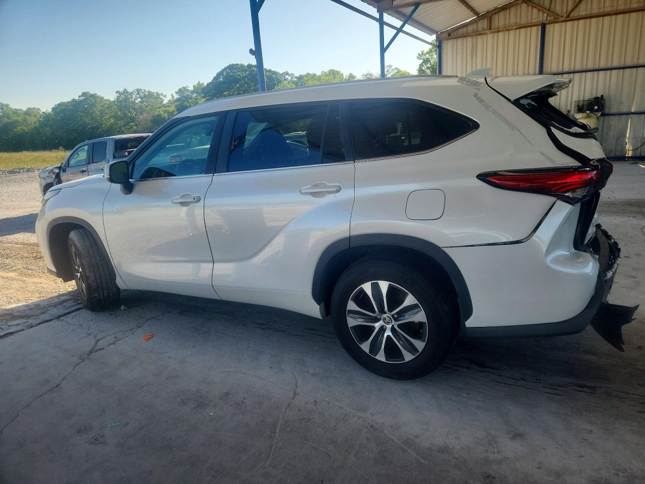 2023 TOYOTA HIGHLANDER XLE photo 3