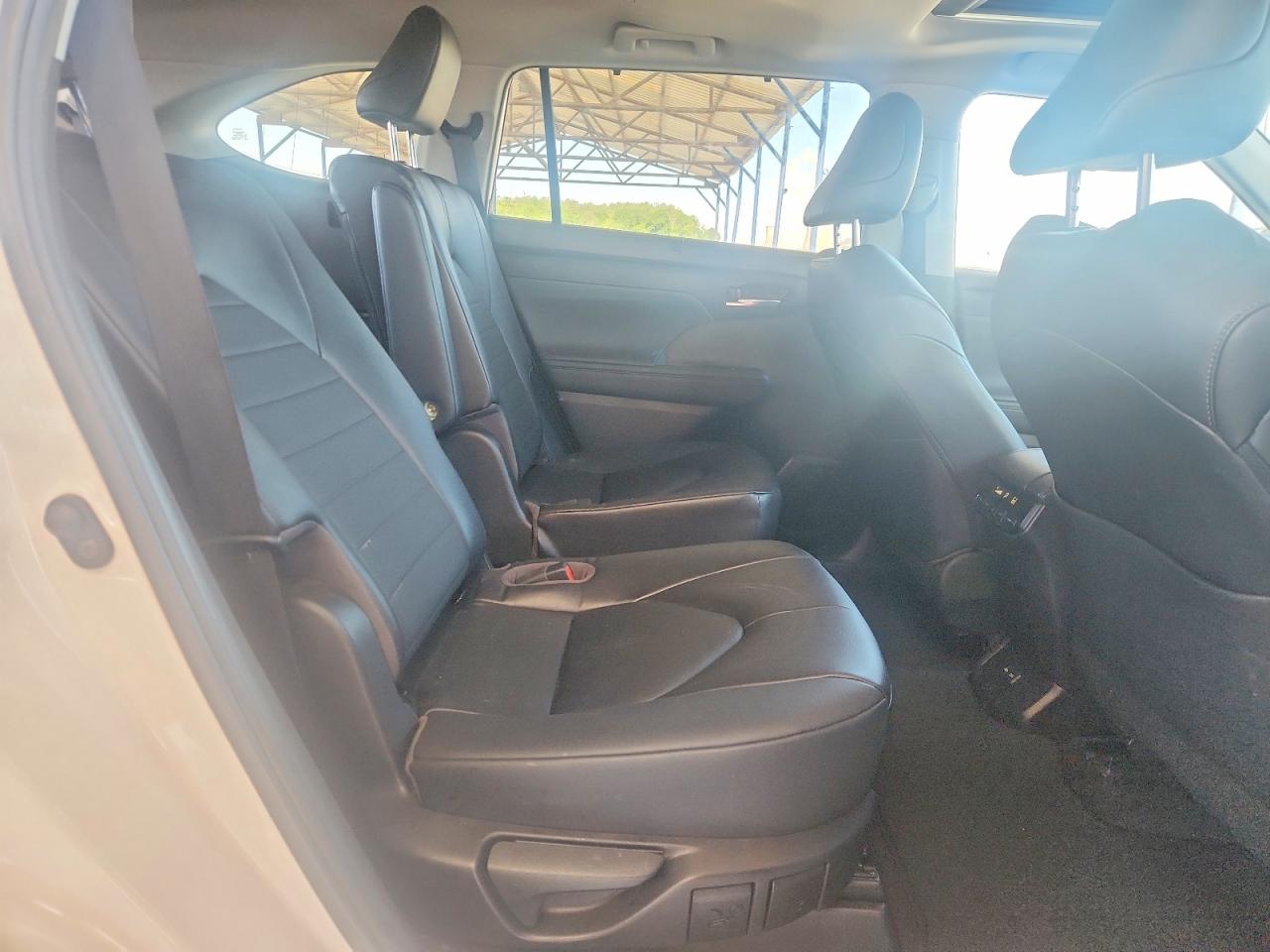 2023 TOYOTA HIGHLANDER XLE photo 21
