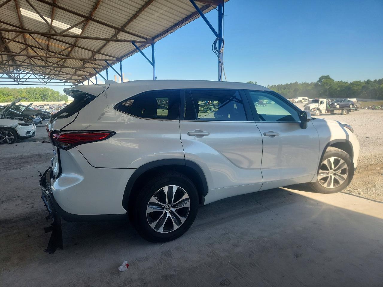 2023 TOYOTA HIGHLANDER XLE photo 5