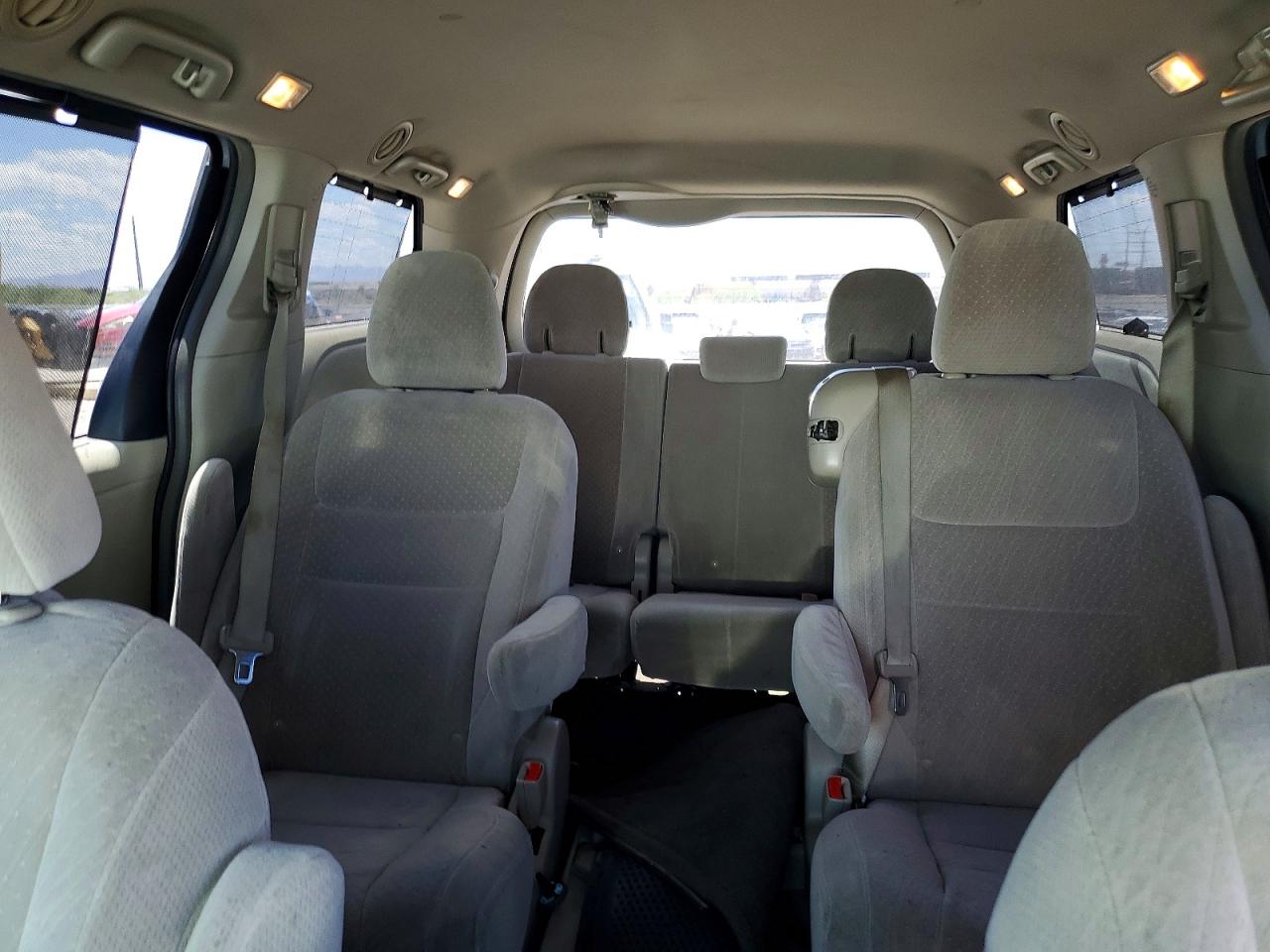2015 TOYOTA SIENNA LE photo 10