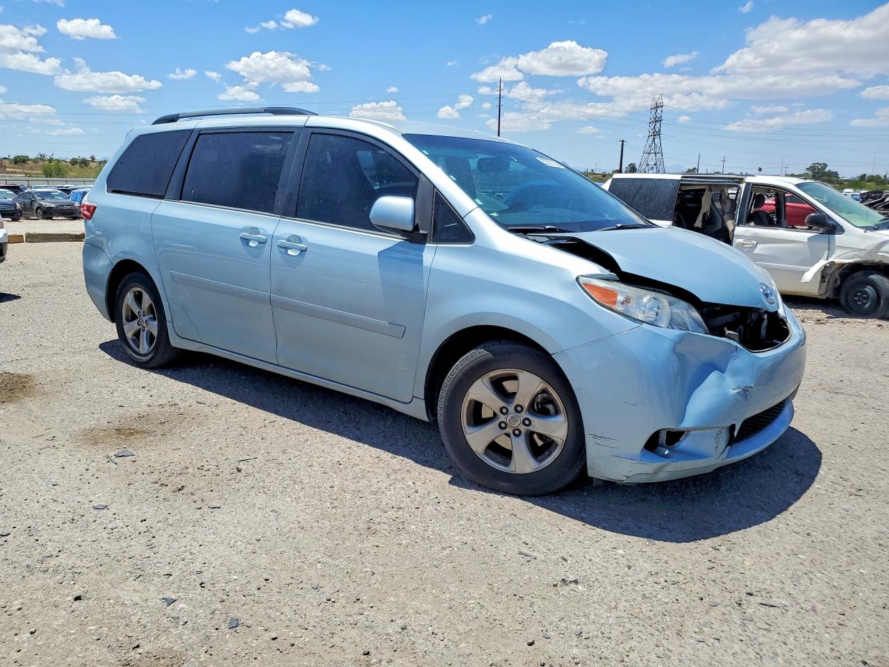 2015 TOYOTA SIENNA LE photo 4