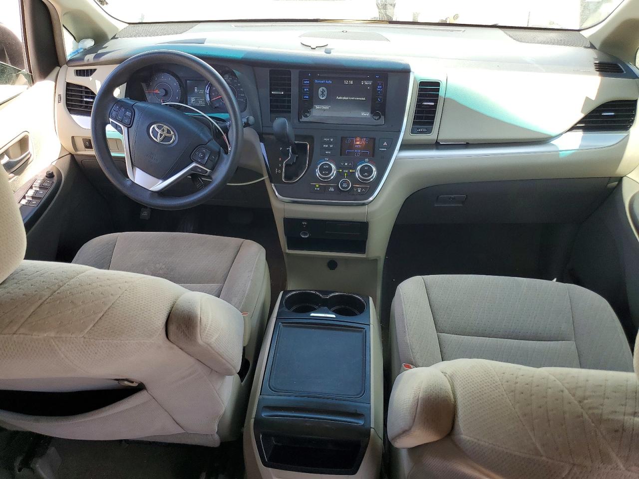 2015 TOYOTA SIENNA LE photo 8