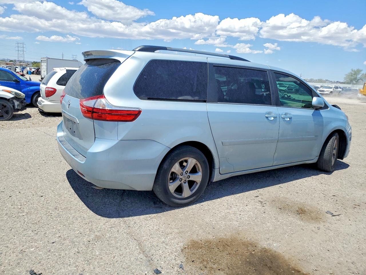 2015 TOYOTA SIENNA LE photo 3