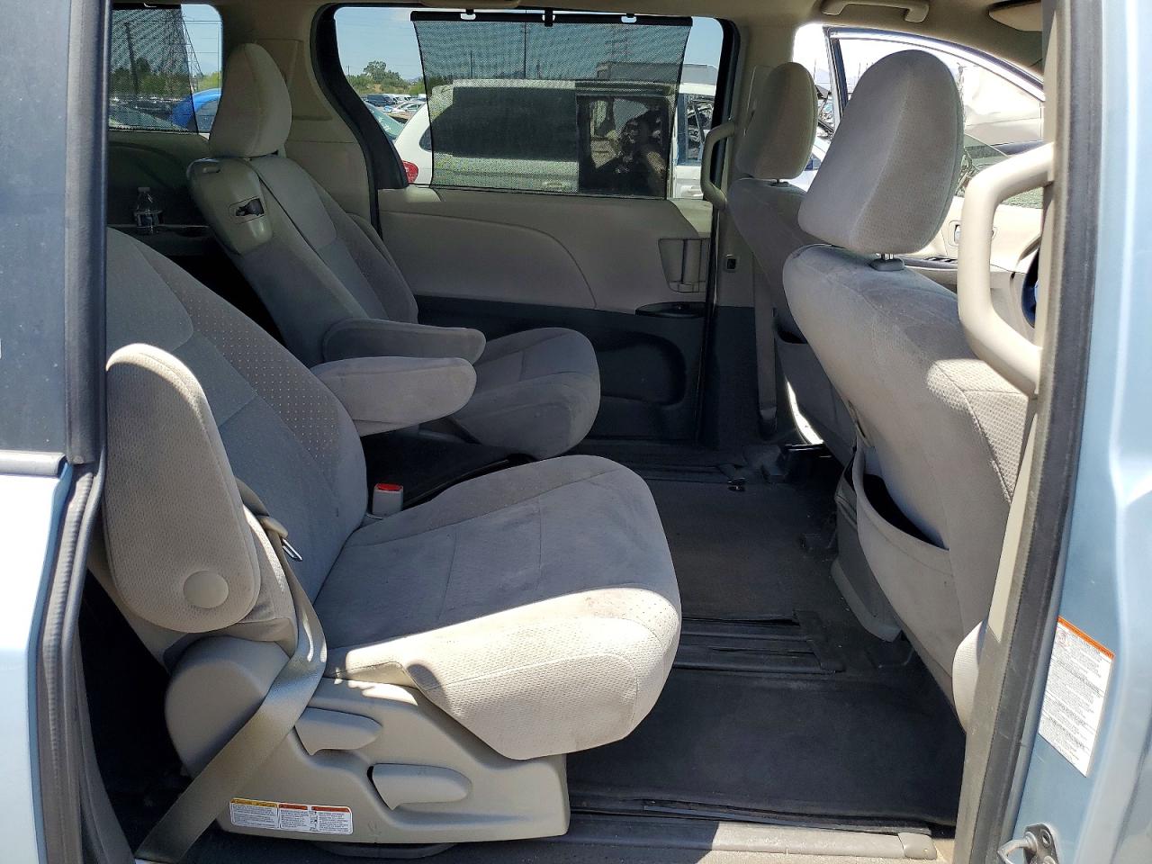 2015 TOYOTA SIENNA LE photo 11