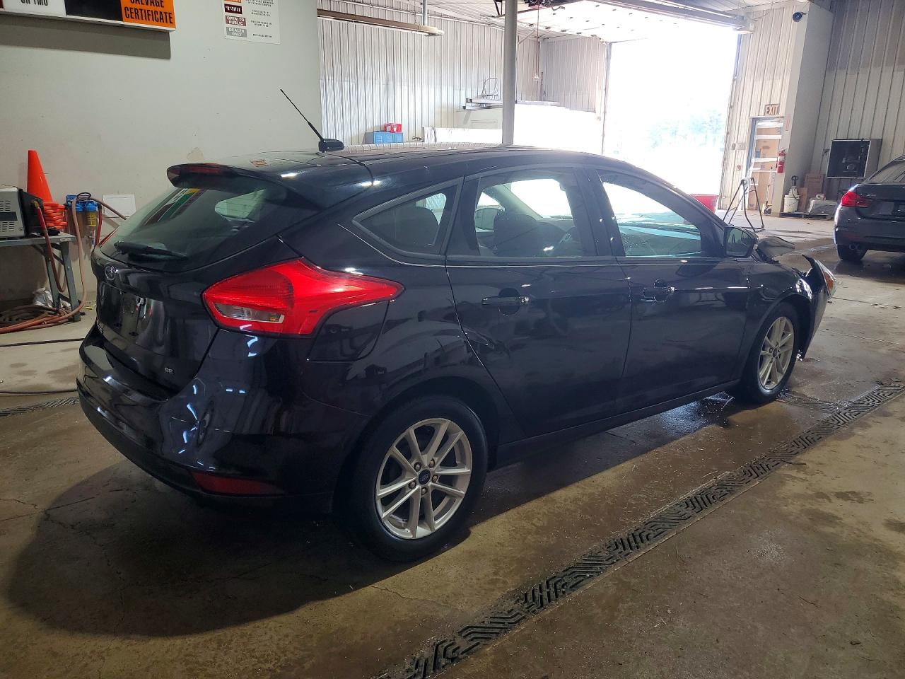 2017 FORD FOCUS SE photo 5