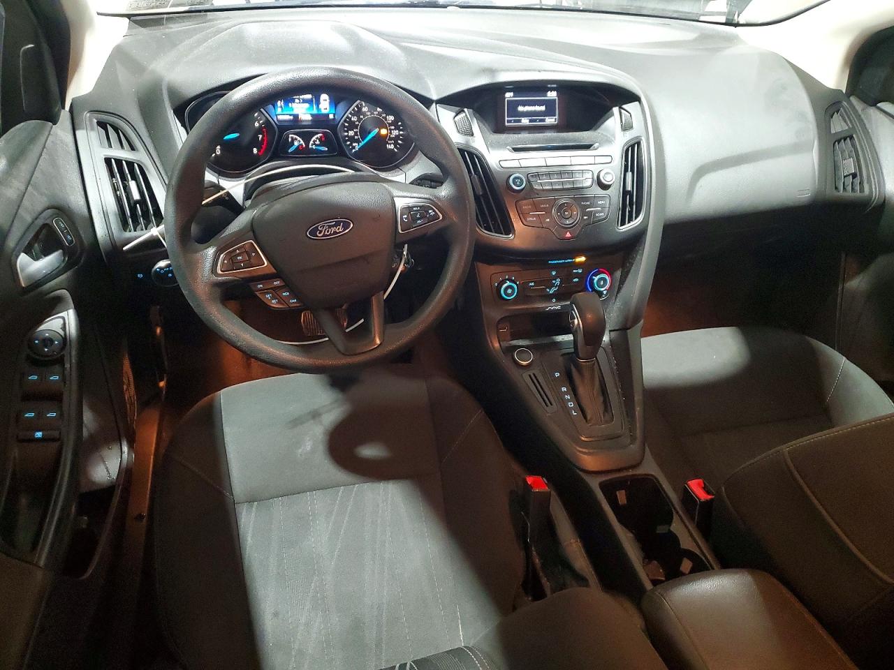 2017 FORD FOCUS SE photo 15
