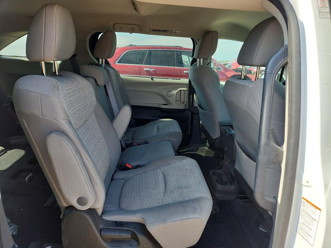 2022 TOYOTA SIENNA LE photo 11