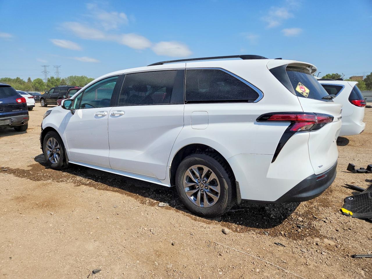 2022 TOYOTA SIENNA LE photo 2