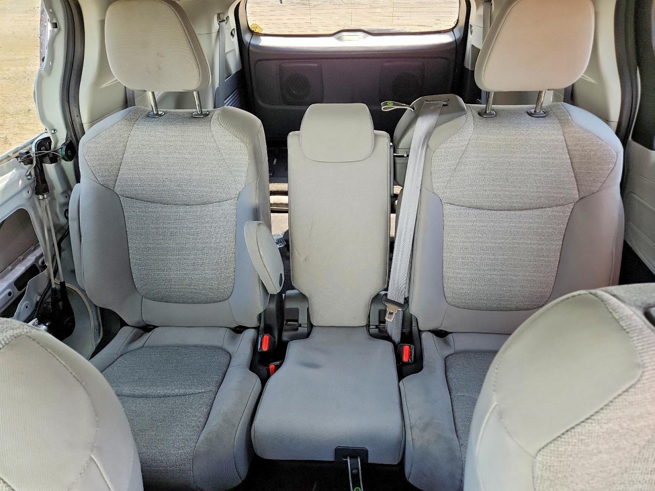 2022 TOYOTA SIENNA LE photo 10