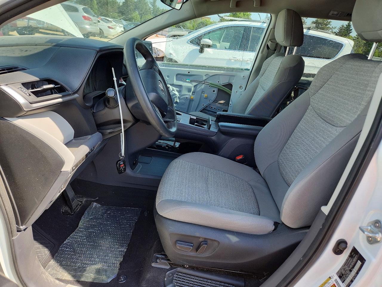 2022 TOYOTA SIENNA LE photo 7