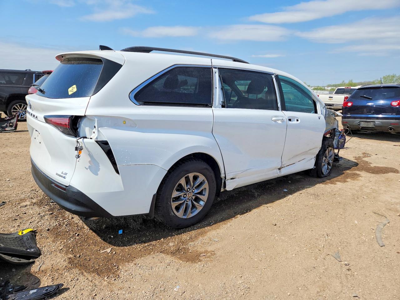 2022 TOYOTA SIENNA LE photo 3