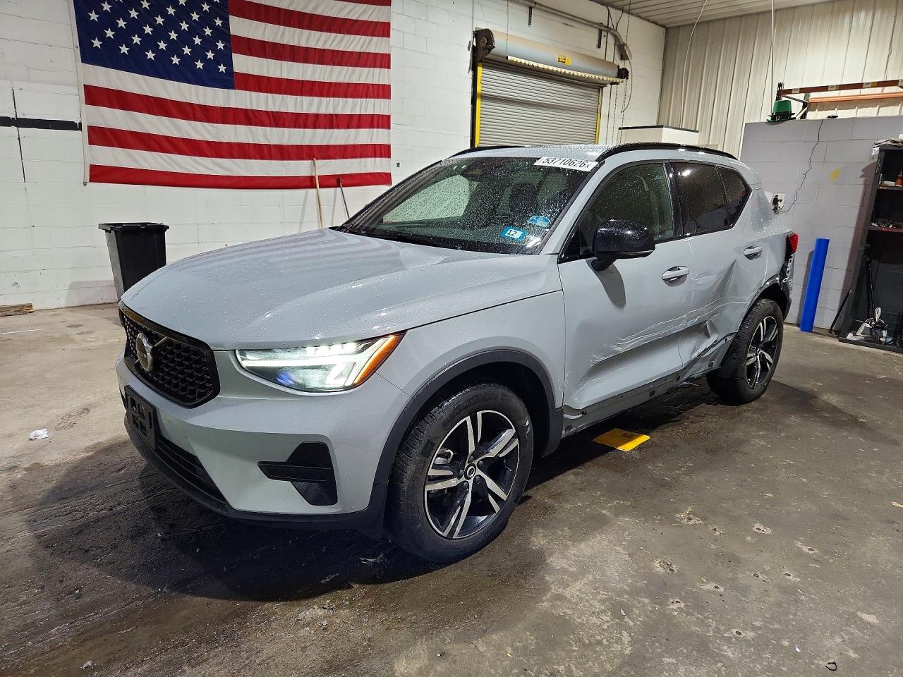 2024 VOLVO XC40