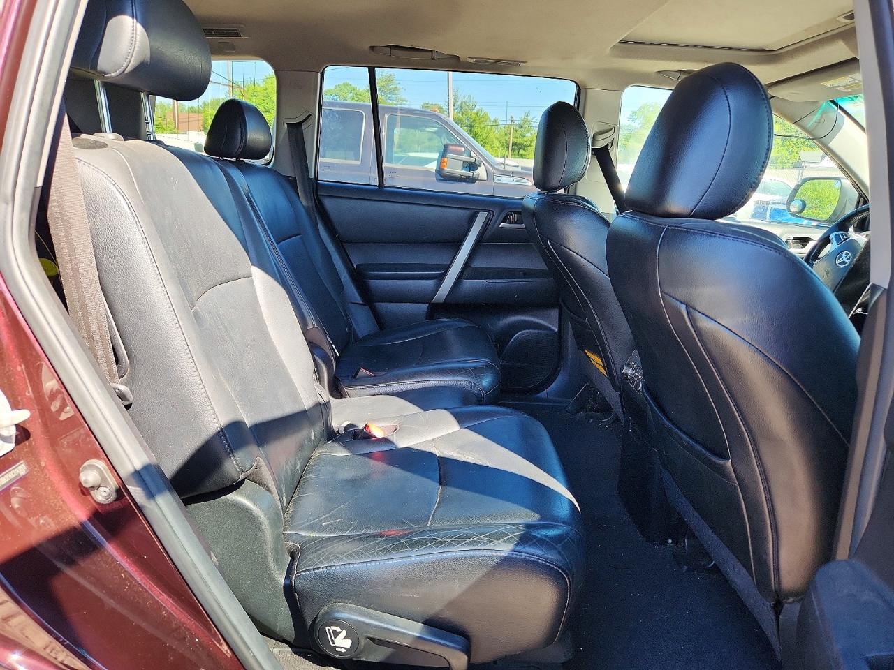 2012 TOYOTA HIGHLANDER SE photo 21