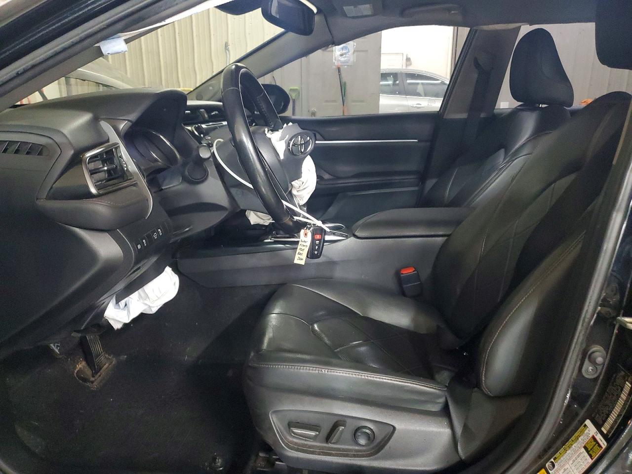 2019 TOYOTA CAMRY XLE photo 19