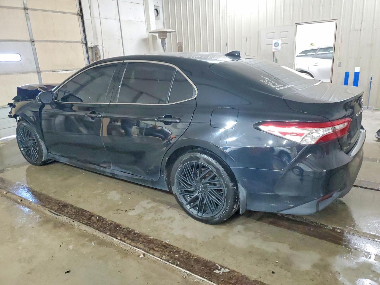 2019 TOYOTA CAMRY XLE photo 4