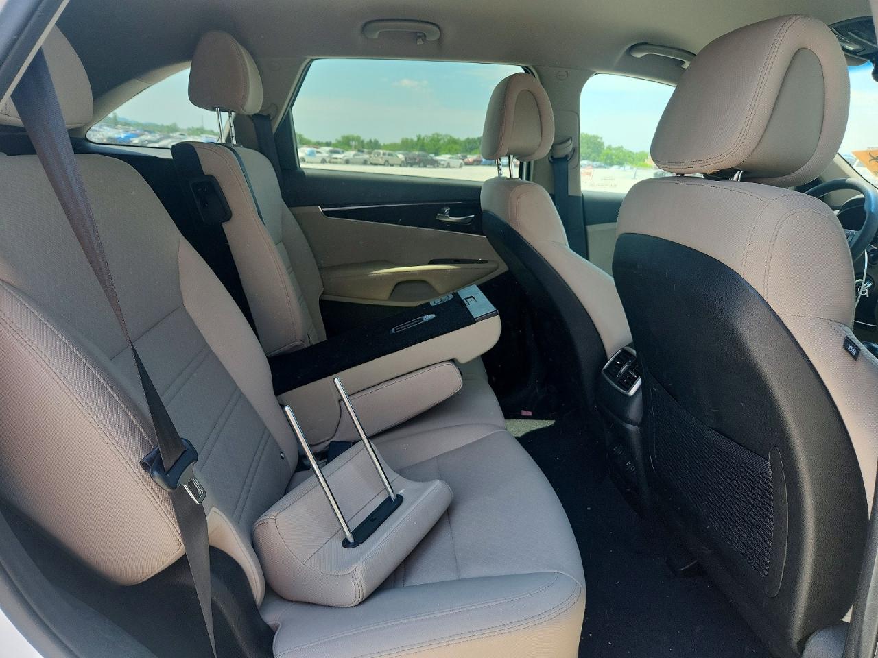 2016 KIA SORENTO LX photo 11