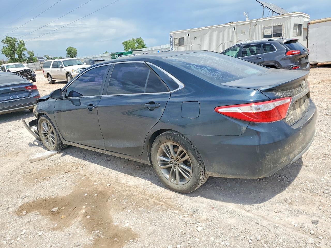 2016 TOYOTA CAMRY SE photo 3