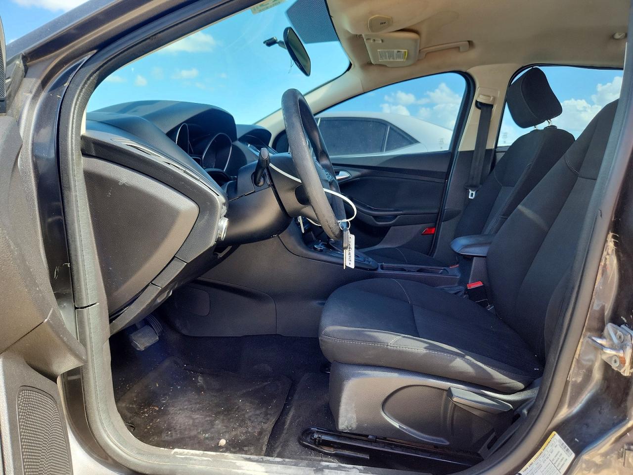 2017 FORD FOCUS SE photo 13