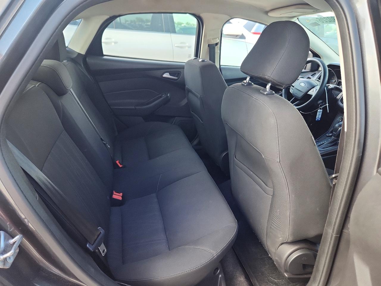 2017 FORD FOCUS SE photo 19