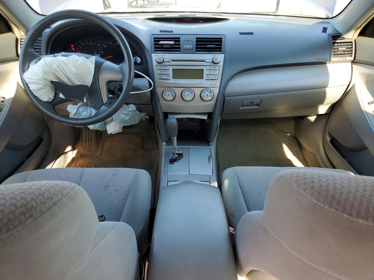 2010 TOYOTA CAMRY LE photo 22