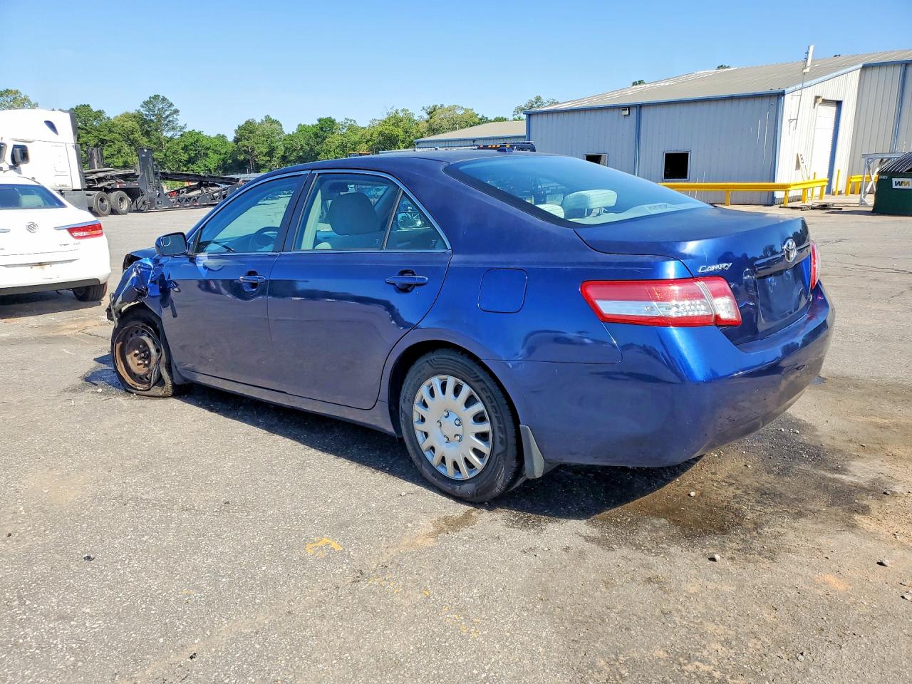 2010 TOYOTA CAMRY LE photo 4