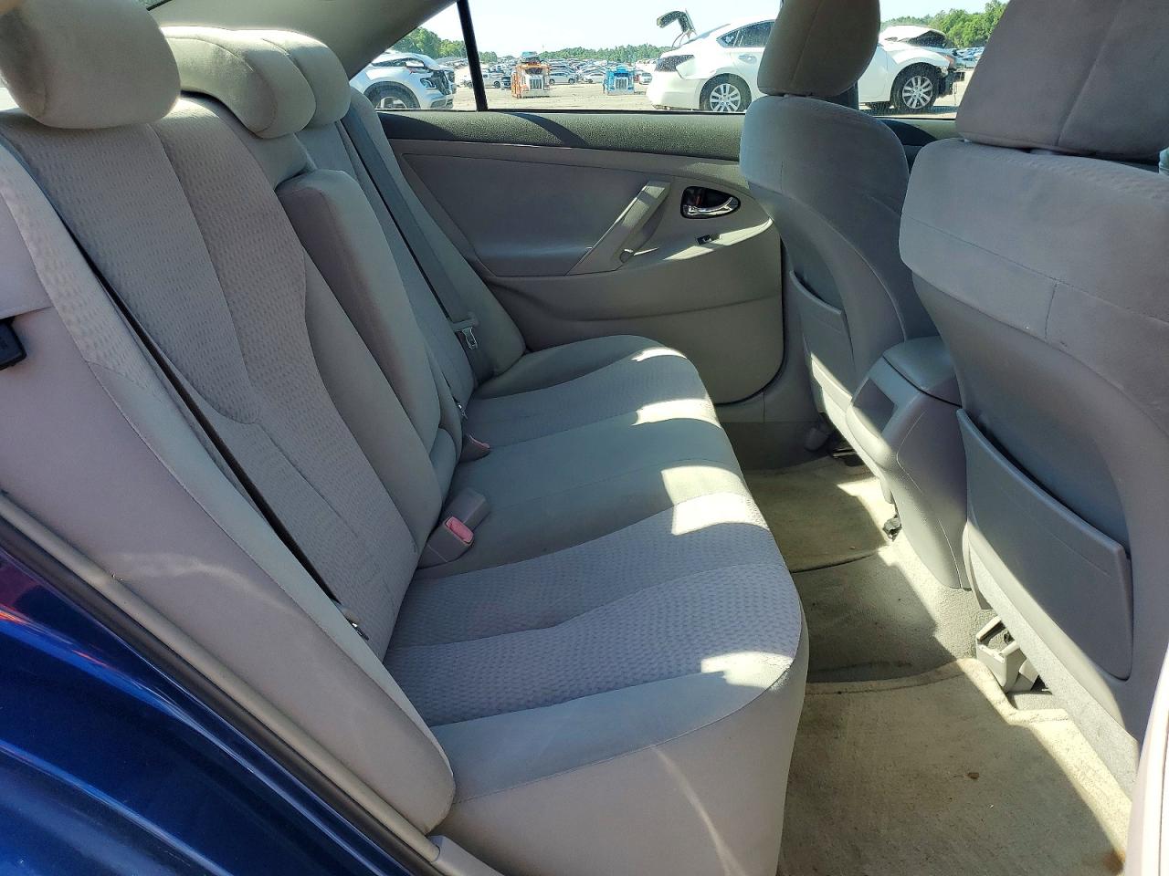 2010 TOYOTA CAMRY LE photo 28