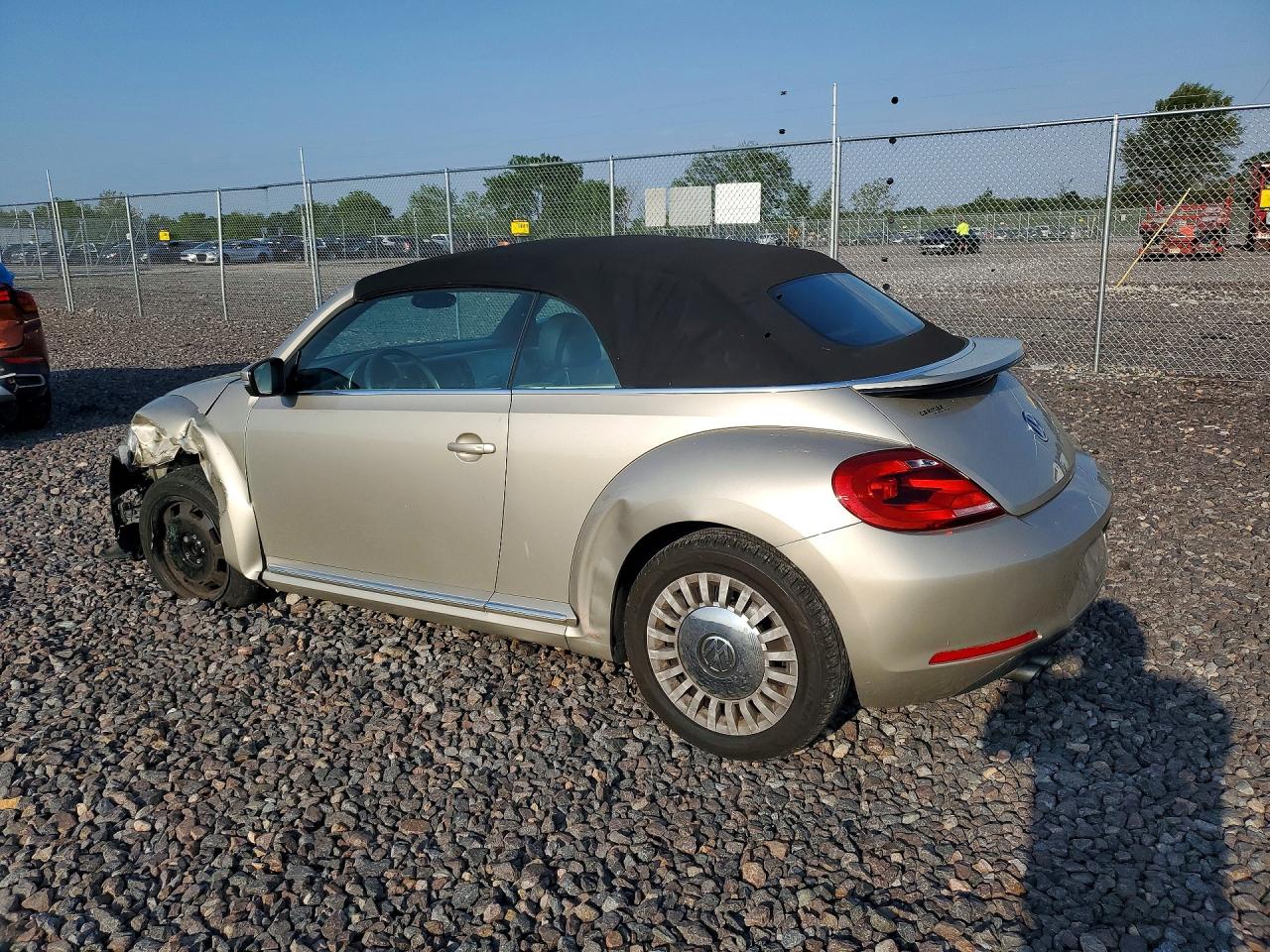 2013 VOLKSWAGEN BEETLE photo 3