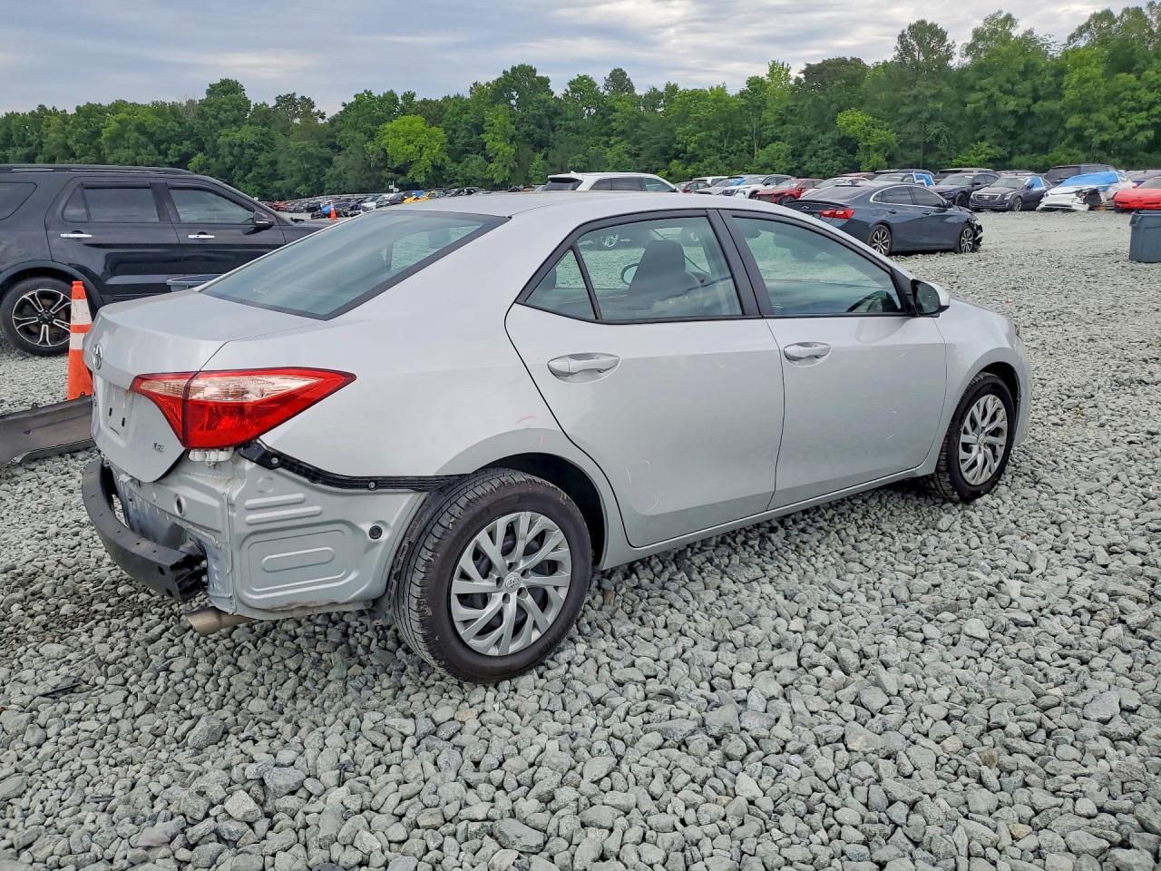 2017 TOYOTA COROLLA LE photo 3