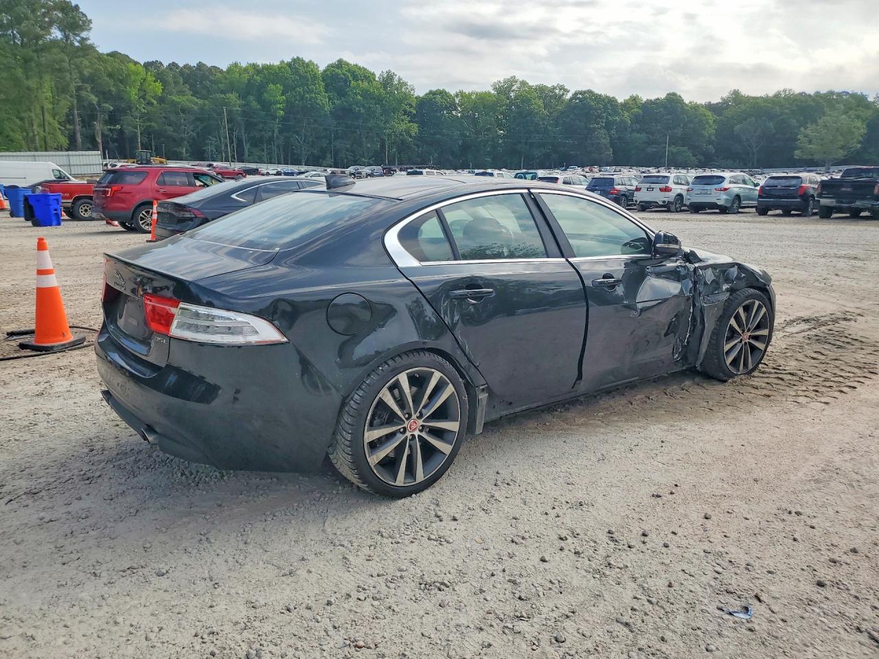 2017 JAGUAR XE PRESTIGE photo 3
