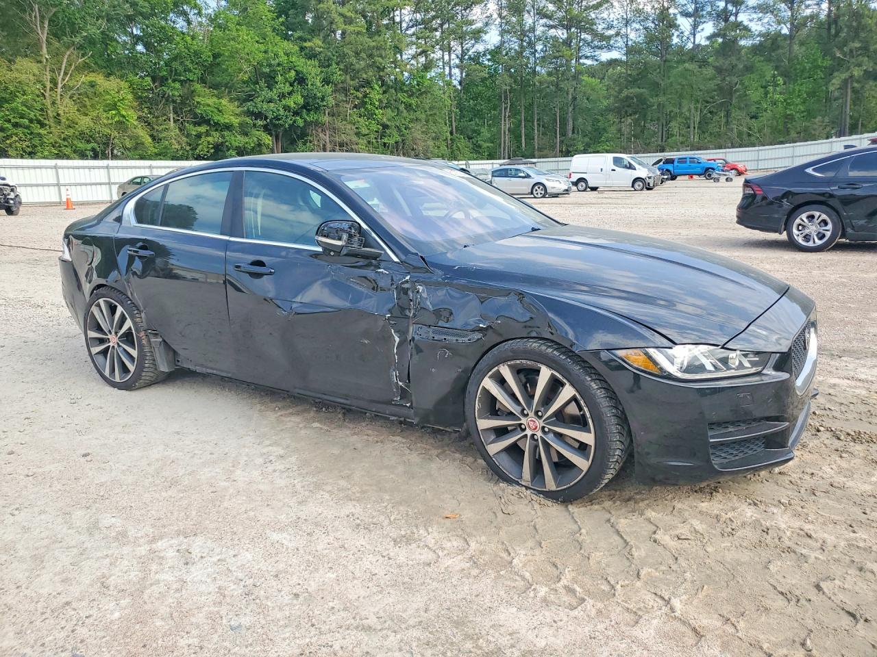 2017 JAGUAR XE PRESTIGE photo 4