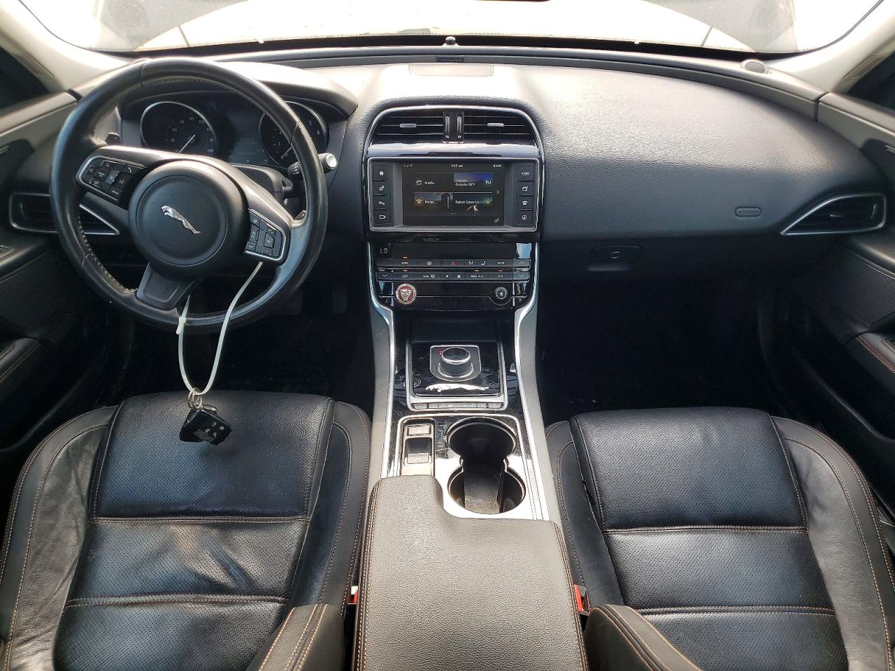 2017 JAGUAR XE PRESTIGE photo 8