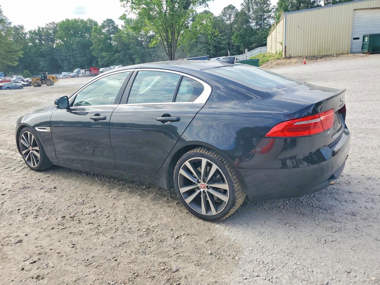 2017 JAGUAR XE PRESTIGE photo 2