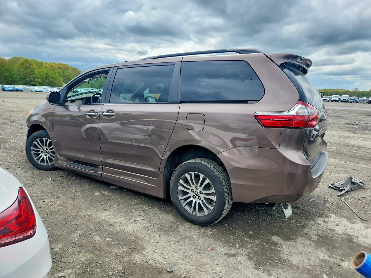 2020 TOYOTA SIENNA XLE 8-PASSENGER photo 4