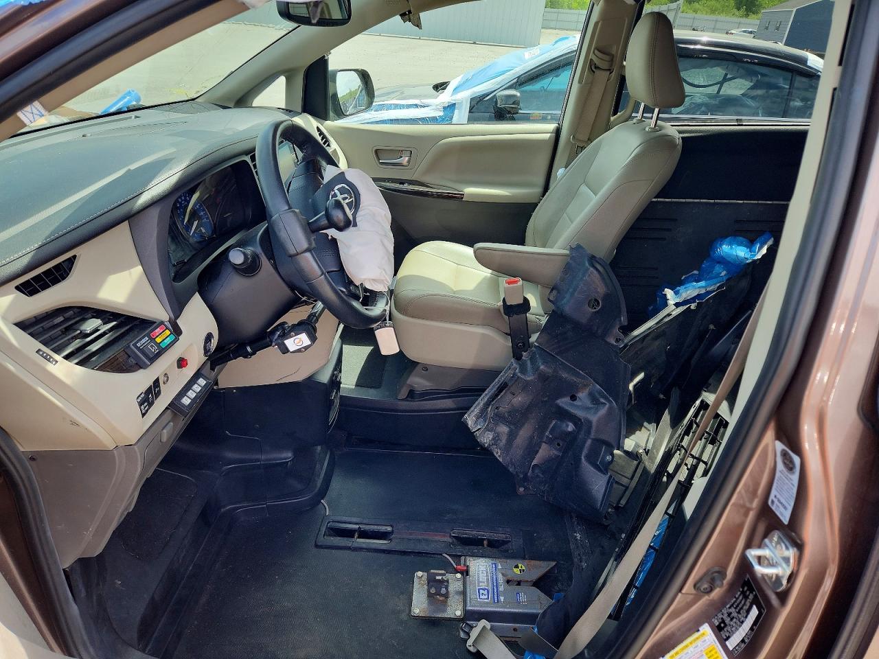 2020 TOYOTA SIENNA XLE 8-PASSENGER photo 19