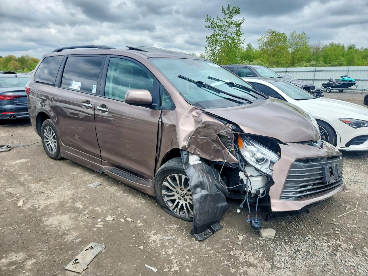 2020 TOYOTA SIENNA XLE 8-PASSENGER photo 10