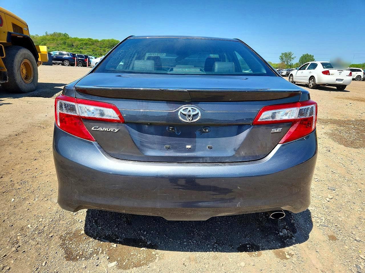 2014 TOYOTA CAMRY SE photo 16