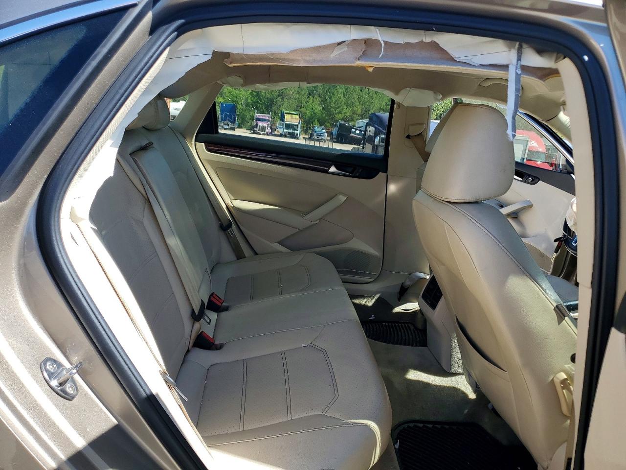 2015 VOLKSWAGEN PASSAT SE photo 28