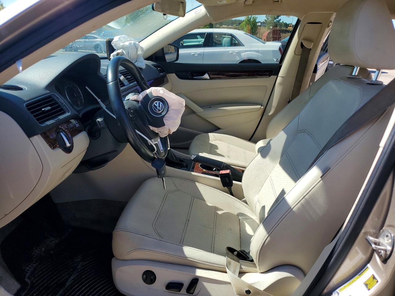 2015 VOLKSWAGEN PASSAT SE photo 19