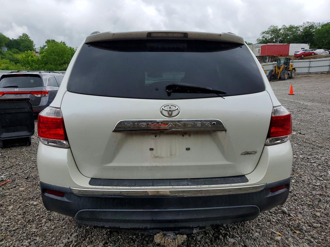 2011 TOYOTA HIGHLANDER SE photo 11