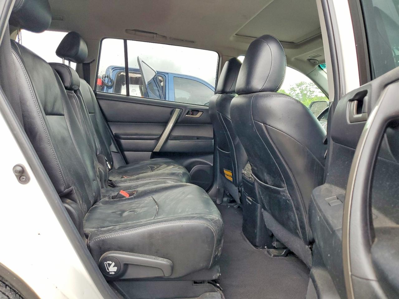 2011 TOYOTA HIGHLANDER SE photo 21