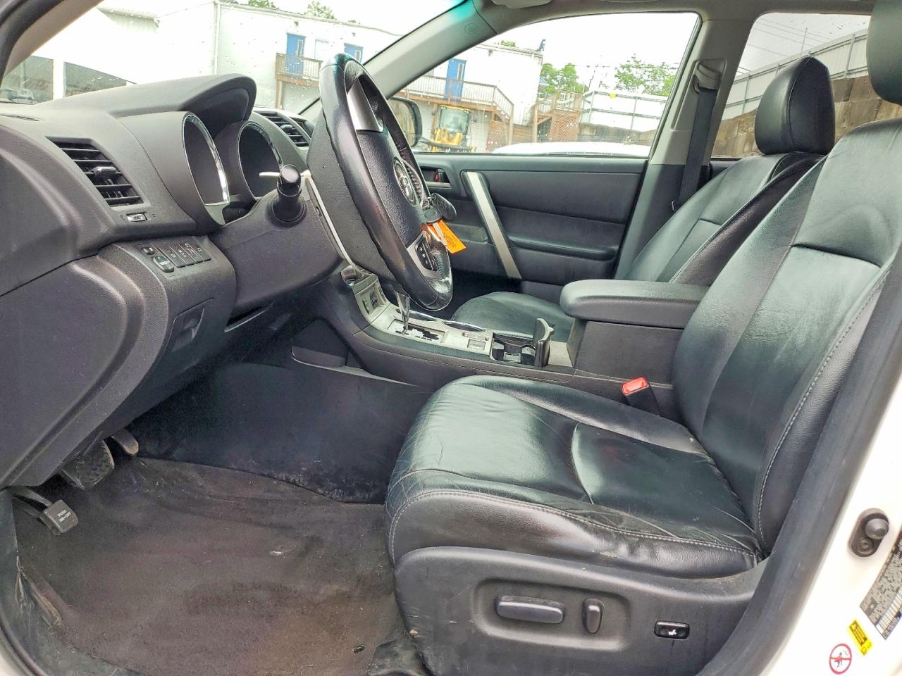 2011 TOYOTA HIGHLANDER SE photo 13