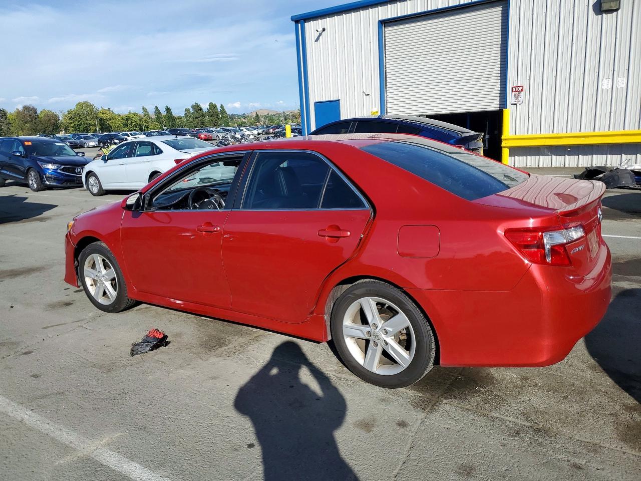 2014 TOYOTA CAMRY SE photo 2