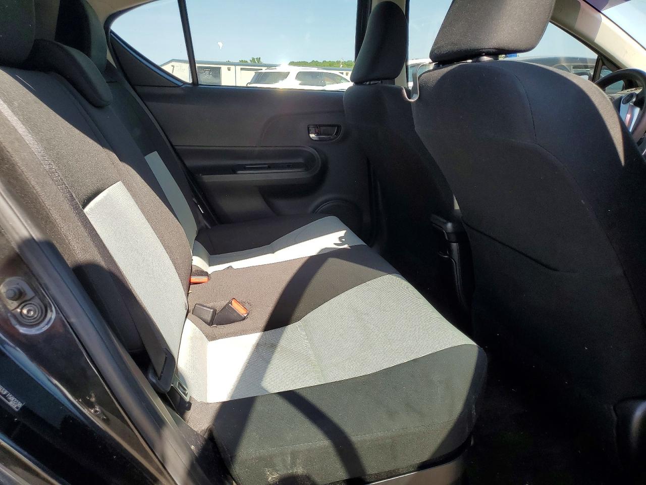 2015 TOYOTA PRIUS C THREE photo 21